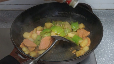 土豆不用油炸一样好吃，家常版的土豆炒火腿肠做法