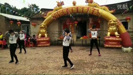 漳浦县溪坂小学学生在村庄民俗节日活动中表演舞蹈节目