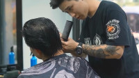 带纹身的发型师剪发很有想法深受年轻人喜爱，老男人也喜欢找他剪
