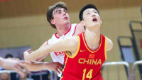 落后32分！青年队被美国高中生打爆，中国篮球到底差在哪？