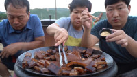 韩国农村一家人，胖儿子不挑食，炸猪皮一样吃的很开心