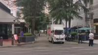 7月25日下午，一辆货拉拉搬家车驶出美国驻成都总领事馆区域