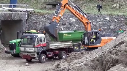 遥控纽荷兰挖掘机奔驰卡车施工现场