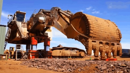 世界巨型挖掘机, 一铲斗装一辆矿车, 挖掘效率惊人