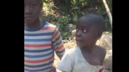 走进非洲: 刚果金两个黑人小孩都七八岁了还是不穿鞋光脚玩耍, 他们没有鞋吗