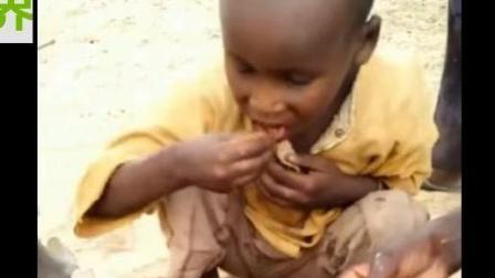 走进非洲: 饥饿的黑人小孩吃大人剩下的糊了的面条, 好可怜啊