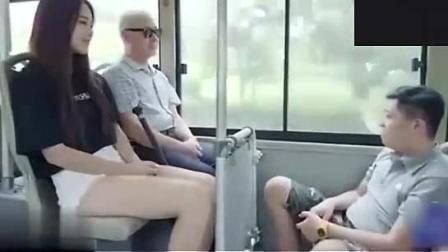 小伙公交车上骚扰女孩, , 没想到女孩下车时他尴尬了, 大爷感叹人不要脸无敌啊