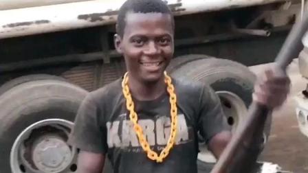 非洲纪实: 厂里的一位黑人工友, 脖子上挂着金项链, 会点少林棍法!