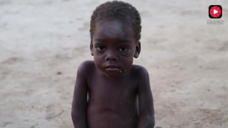 孤苦伶仃的非洲黑人小孩, 没饭吃、没衣服穿、没地方住, 太可怜了