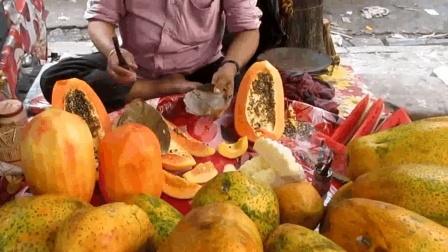 【印度】街头小吃: 水果拼盘  印度的木瓜看着好大好甜, 好想吃~