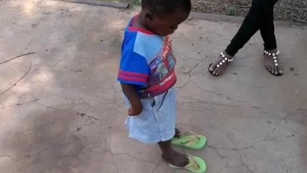 非洲趣事: 贫民窟黑人小孩买了新拖鞋, 左右分不清楚走路还挺得瑟!