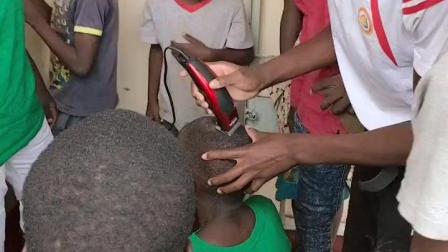 非洲趣事: 贫民窟里的黑人小孩几个月不洗头, 电剃刀卡壳了好几次!