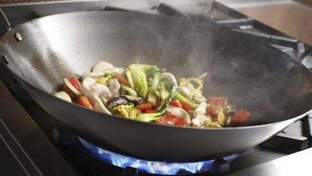 不粘锅那么方便, 为什么那么多人喜欢用铁锅做饭? 会做饭的人才懂