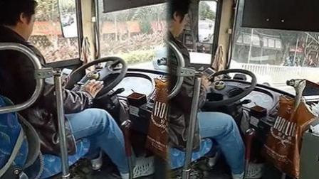 网曝 福州一公交车司机开车玩手机