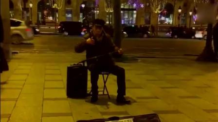 中国老汉在巴黎街头二胡演奏《梦驼铃》, 好听