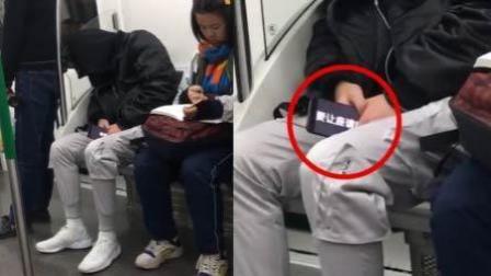 小伙地铁睡觉不忘让座手机字幕亮了