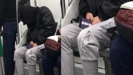 男子地铁上睡着 手机:需要让座请叫我