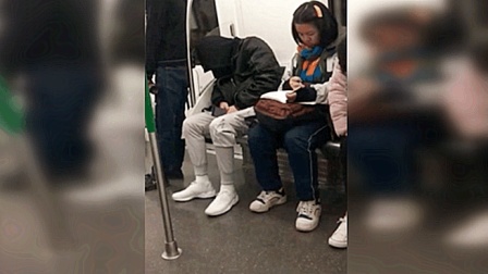 小伙地铁上睡着, 手机屏幕上显示: 需要让座请叫我