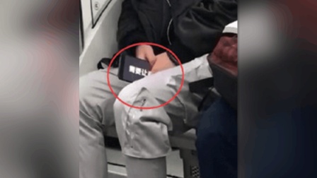 年轻小伙地铁上睡着, 手机屏幕上暖心留字: 需要让座请叫我!