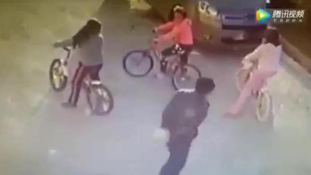 女孩骑自行车, 突如其来的意外让人惊讶, 监控拍下老人无耻一幕