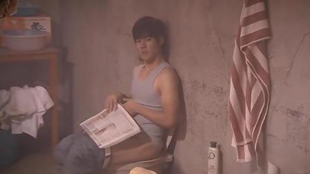爱情公寓: 陈赫把公寓的墙毁了, 隔壁的韩国帅哥坐在马桶上一脸懵地看着他