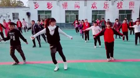 气质的美女老师教小学生跳广场鬼步舞, 小朋友们舞步棒棒哒!