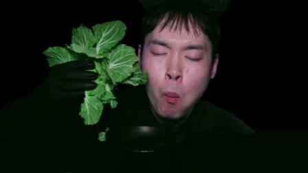 韩国小哥把生菜当饭吃, 这吃相像吃草, 饿极了狂啃!