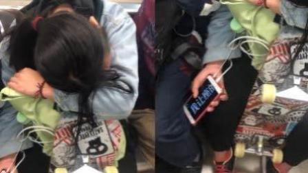 女孩乘地铁睡着手机屏显示 需要让座请叫我