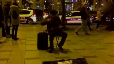 中国老汉在巴黎街头二胡演奏《梦驼铃》听醉了!