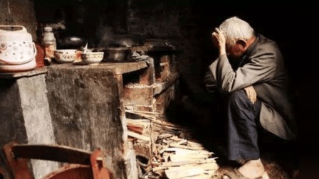 河南农村9旬老人失明寡居70年, 虫子掉饭里当肉吃, 看完好心塞