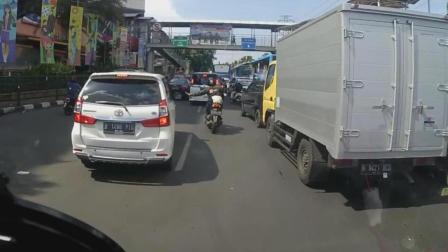【行车记录】印尼雅加达救护车紧急出警 穿越复杂路段