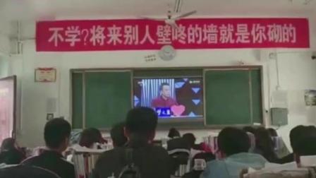 学校教室拉横幅打励志标语: 老王正在练腰