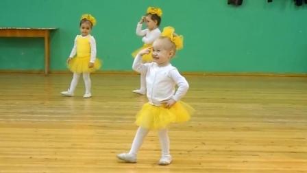 小朋友们练跳舞, 这个小女娃跳的太棒了, 瞬间成为焦点, 给你点赞