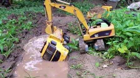 翻斗车不小心跑到水里 挖掘机用铲斗帮忙救援 挖土机工作视频 挖掘机视频表演