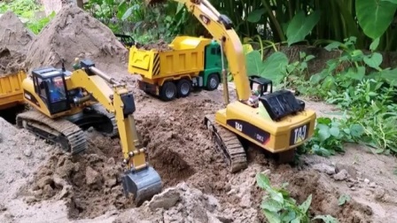 挖掘机挖土时接电话不小心碰坏翻斗车 救护车来救援 挖土机工作视频 挖掘机视频表演