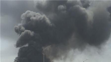 巴基斯坦首都市场大火浓烟滚滚