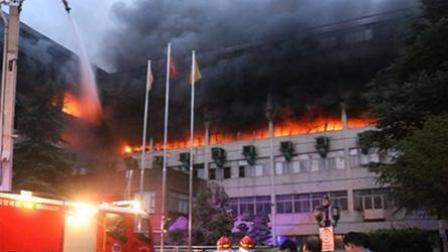 义乌一制衣厂凌晨突发火灾 消防员连续奋战三个小时“累瘫”在地