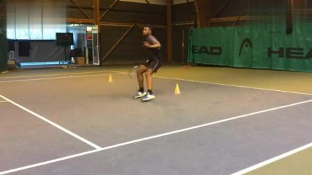 网球底线移动步法配合标志物的击球训练方法 网球教练值得学习