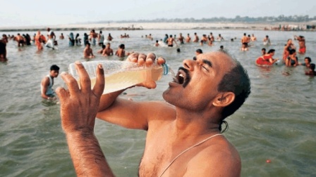 印度小伙中国旅游, 1元买瓶矿泉水, 喝一口称: 不如恒河水!