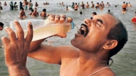 满是垃圾 浮尸的恒河水 为什么印度人喝了却没事？