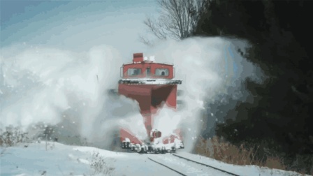 火车铁轨上的雪怎么清理的? 这个怪兽一扫而过太壮观了