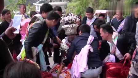 贵州农村一苗族小伙结婚, 背着漂亮的新娘爬到家最后一坡, 累惨了