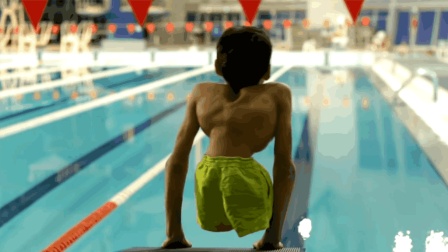 残疾人男孩出生只有上半身, 却能成为游泳的高手, 残疾人励志的偶像