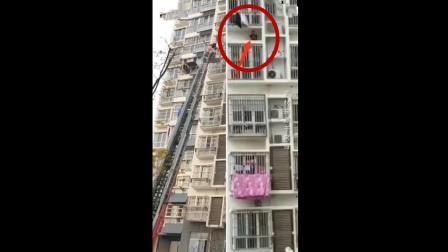 熊孩子翻窗户被卡9楼 消防队员架云梯救人
