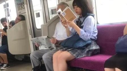 好想知道这个日本高中女孩子在看什么书