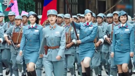 老蒋检阅滇军，师长却让女兵举旗打头阵，这一身军装一出场就沸腾