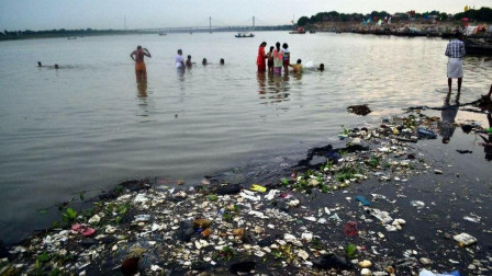 印度恒河污染严重, 每年仍有亿万人洗澡, 印度人: 干了这碗恒河水