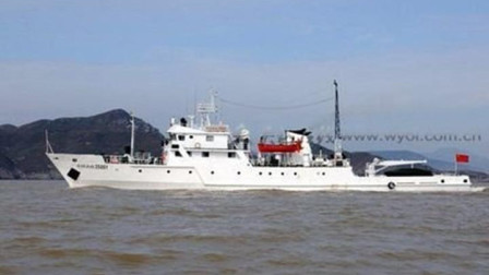 日媒: 日本渔政船疑被数十艘中国渔船逼近, 周围一片漆黑
