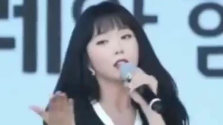 韩国女星洪真英, 表演现场跳自创“打糕舞”, 你觉得怎么样?