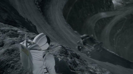 宇航员登陆到月球背面, 发现一个巨坑, 里面比他想象的要可怕!